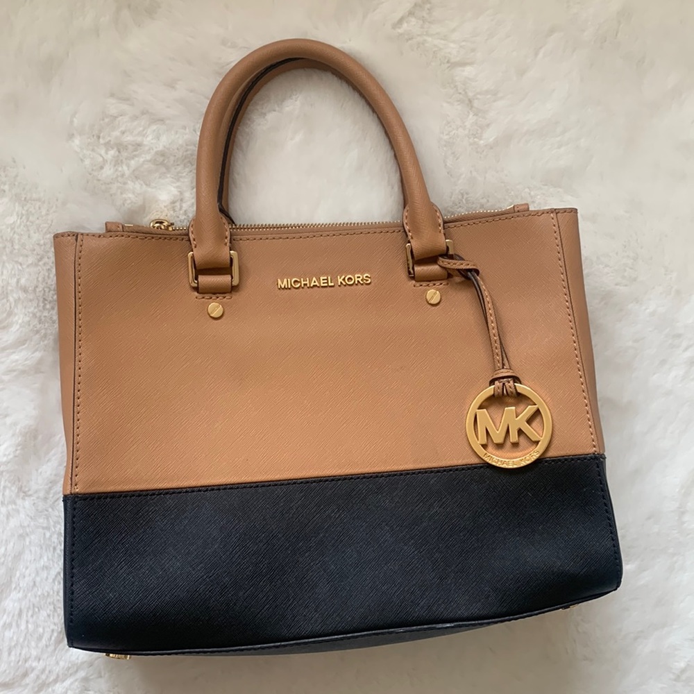 MK medium Sutton leather purse with strap
